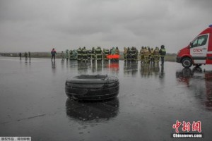 迪拜坠毁客机遇难者家属赶赴机场  现场气氛悲痛