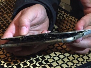 iPhone在飞机上突然起火 主人以为飞机要坠毁(图)