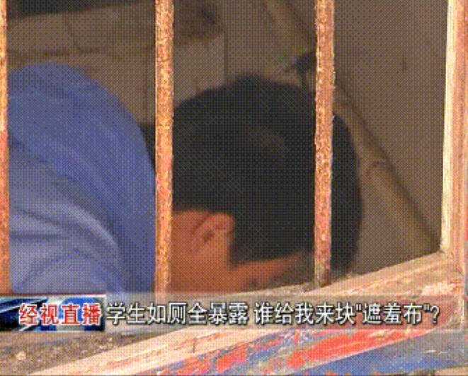 武汉高校学生洗澡如厕全暴露 对面楼邻居囧死了