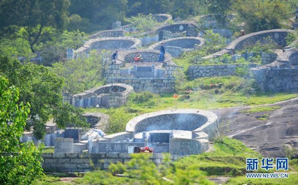 福建夫妇修豪华墓群：为四代子孙建活人墓(图)