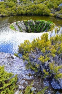 神奇！航拍葡萄牙湖面现"地球破洞" 湖水不断涌入