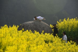 湖北大妈三峡大坝前练瑜伽秀身材引游客围观(图)