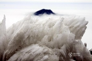 广东连山现云海雪景奇观 游客披棉被赏雪(组图)