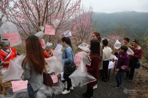 广东山里村民向游客卖空气  每袋十元起(组图)