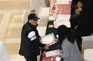 两会将开政协委员报到 赵本山参会资料被领走(图)