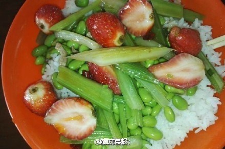 高校食堂推"西芹炒草莓"料理 10分钟卖光(组图)