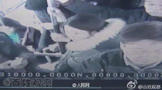 公交偷1.7万女子被抓 警方: 1.7万已发还失主(图)