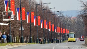 外交部回应“中国国旗在捷克遭泼黑油漆”(图)