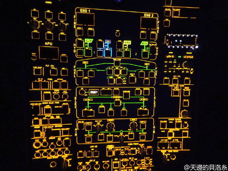 暗夜尽头是曙光:飞行员晒航行中的"办公室"(高清)