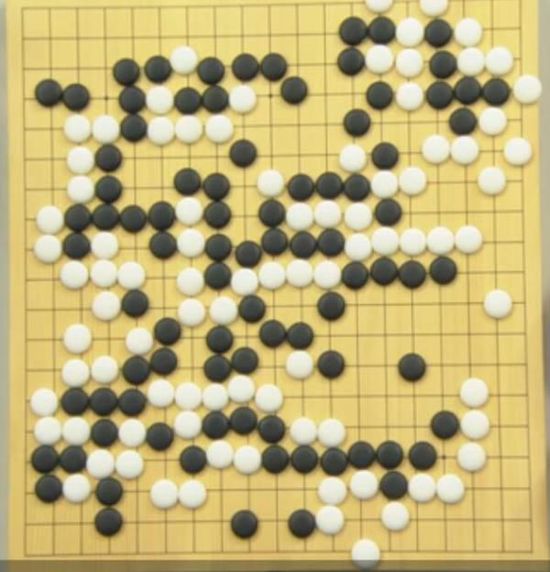 李世石再败 网友:AlphaGo棋盘给他写"死"字(组图)