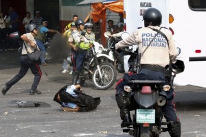 委内瑞拉血腥反政府示威 中学生开车碾警察(视频)