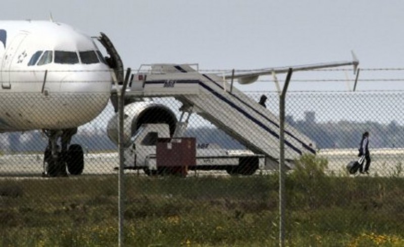 直播:埃及航空从亚力山卓飞往开罗班机遭劫持(图)