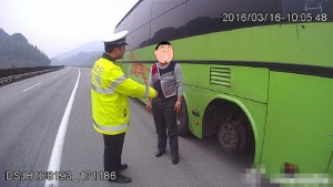 客车高速行驶被警察拦下：你少了个轮子(组图)