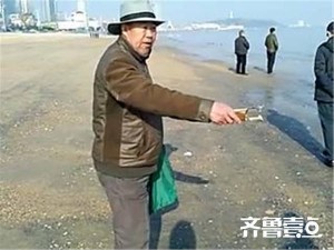 山东烟台81岁大爷持弹弓打海鸥 围观群众怒了