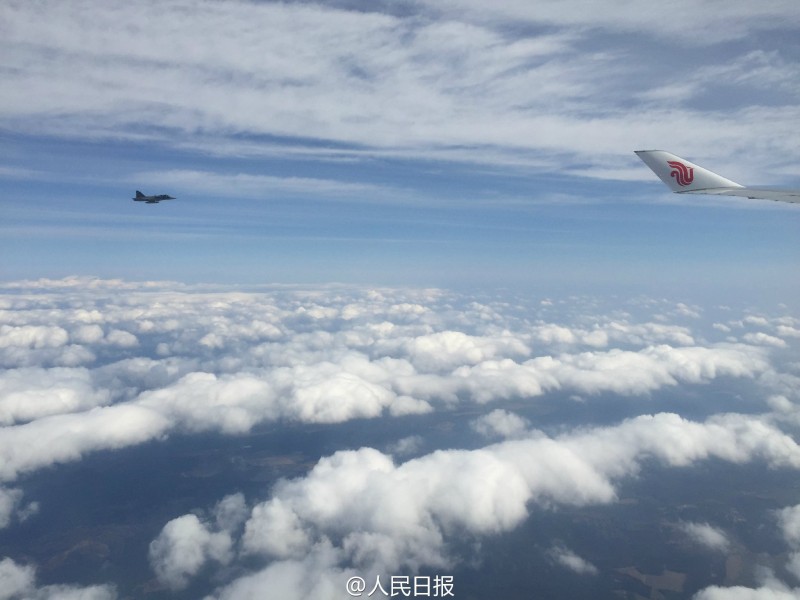 空军两架战机护航 习近平在不满声中开始捷克行