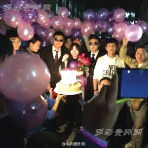 贵大采矿专业46名男生为全班唯一女生过生日(图)