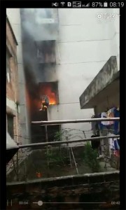 广东消防怒了：男子火灾中身亡 有人稳稳拍了42秒