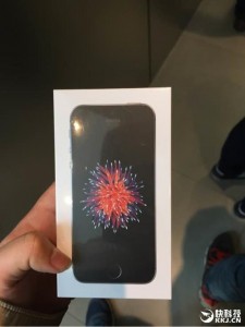 iPhone SE入手大悲剧:网友纷纷吐槽黄屏(图)