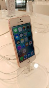 iPhone SE今天在台湾开卖 门市冷清(图)