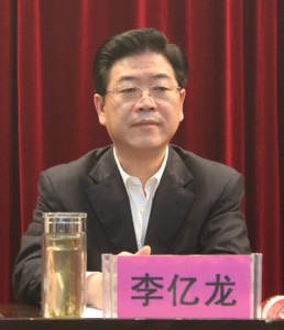 衡阳原市委书记被带走时反抗 脸上伤痕明显