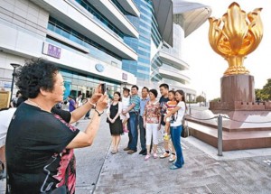 不稀罕去了 大陆访香港旅游团暴跌6成(图)