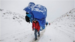 珠峰观光直升飞机“可能促发雪崩”(多图)