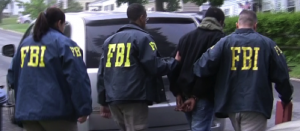 一大早“FBI”狂敲家门 华裔夫妇吓破胆(图)