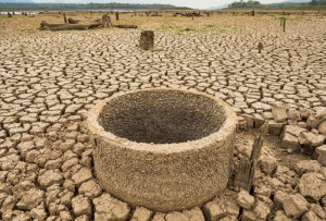 泰国持续干旱 昔日被淹没村庄30年后重见天日