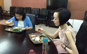 鲁豫瘦成纸片人 吃饭黑脸疑食欲差(组图)