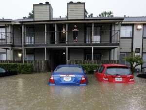 汽车如小船 大雨齐腰身 休斯敦遇"史无前例"暴雨