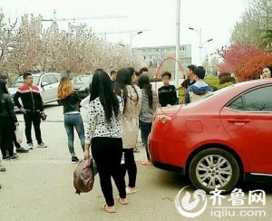 男子戴假发"潜伏"大学女浴室 偷窥半小时被抓(图)