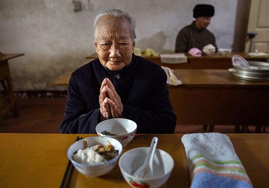 中国首家免费寺庙养老院 百名老人颐养天年