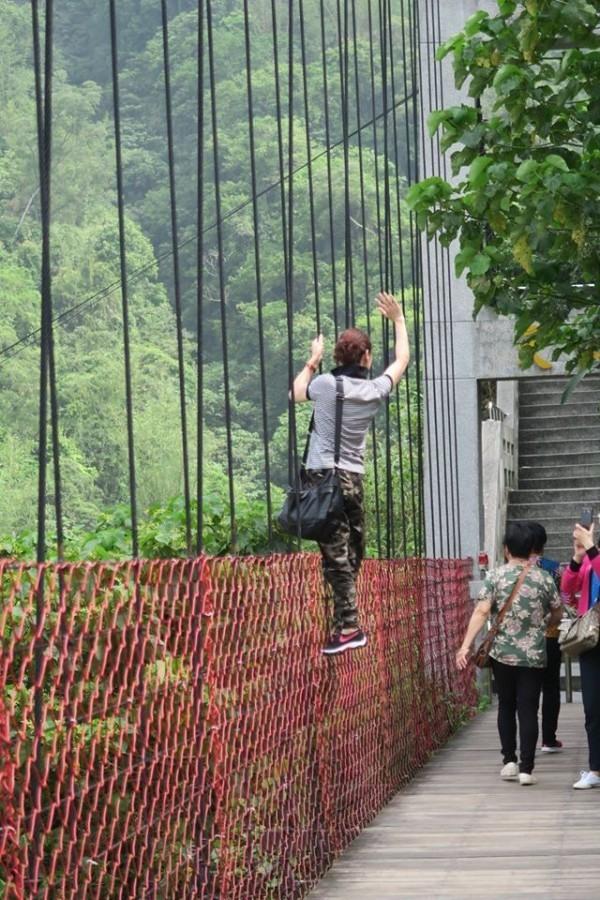 疑似大陆大妈在台爬吊桥拍照 网民:摔下来别索赔