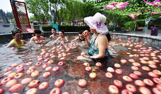 奇葩沐浴让人惊呆:泳池捞水果吃 用猪血泡澡(图)