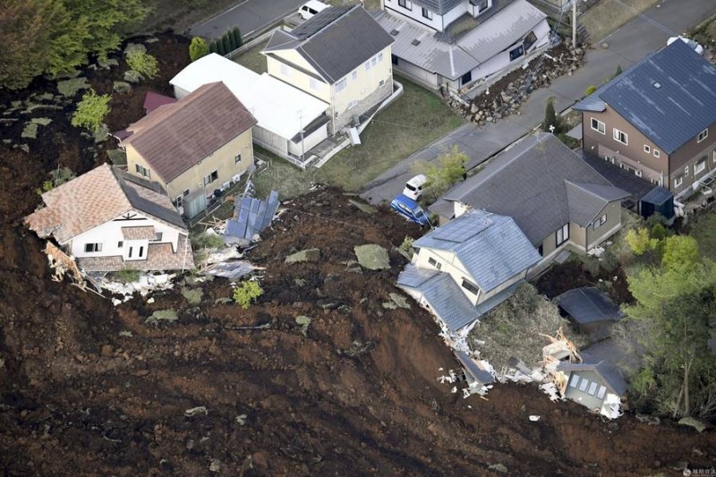 安倍取消前往熊本视察 将调两万自卫队员救灾(图)