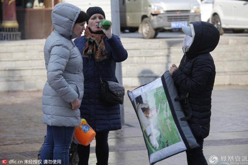 俄罗斯大妈辣妹组团来华扫货 雪天穿短裙(高清图)