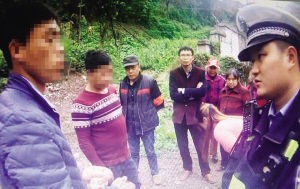 重庆3男女为治病林中手撕活鸡烧烤 满地鸡血(图)