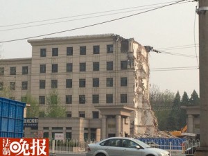 解放军报报社大楼正被拆掉 标识已被卸下(图)