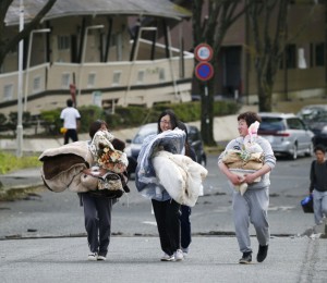 塌楼压身 他用手机打遗书：我不行了…(组图)