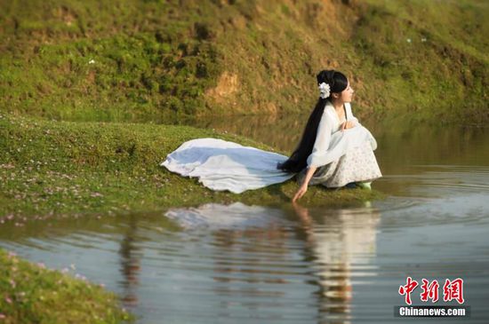 江西女村官拍古装照 此前浙江女官拍写真走红(图)