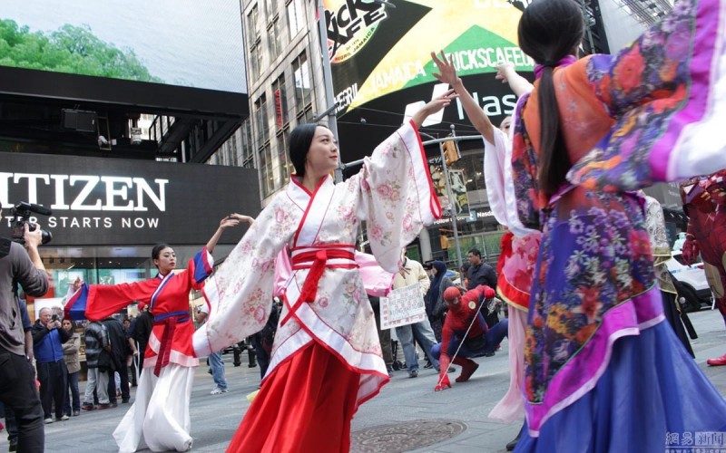 华人美女纽约广场汉服快闪庆祝移民成功(高清图)