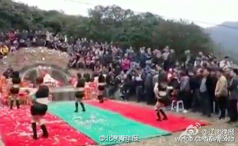 清明扫墓奇闻：性感美女坟前热舞祭祖(图/视频)