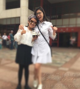 贾静雯大女儿考长笛过关 咘咘抱着奖杯不放手(图)