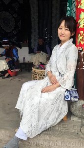 文艺气息挡不住！杨钰莹变白族少女亲手扎染(图)