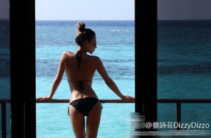 “台湾第一帅”紧牵娇妻逛街 你侬我侬似连体婴儿