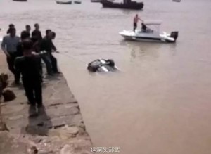 悲剧！轿车倒车不慎坠海 海水瞬间被染红(组图)