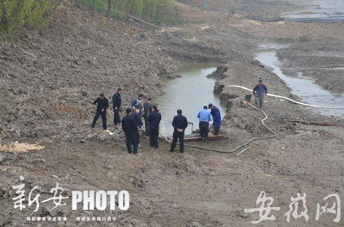 安徽一湖底清淤现白骨和石块 牵出16年前沉尸案