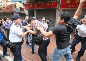 香港“反水客”成员持港英旗遭路人抢夺(组图)