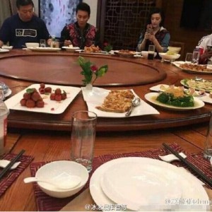 晨冰同框用餐 一个低头猛吃一个手机玩不停 (图)