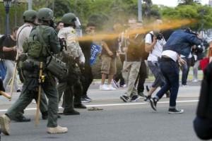 警方铁腕震慑反川普集会 川普赞干得漂亮(图)